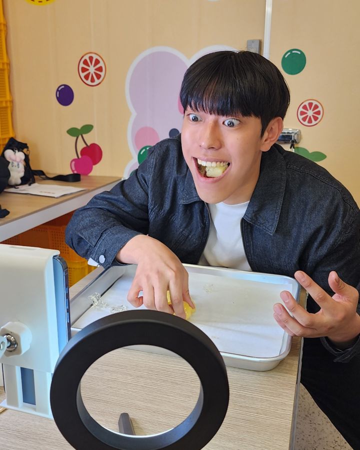 숏폼 콘텐츠를 촬영하는 크리에이터