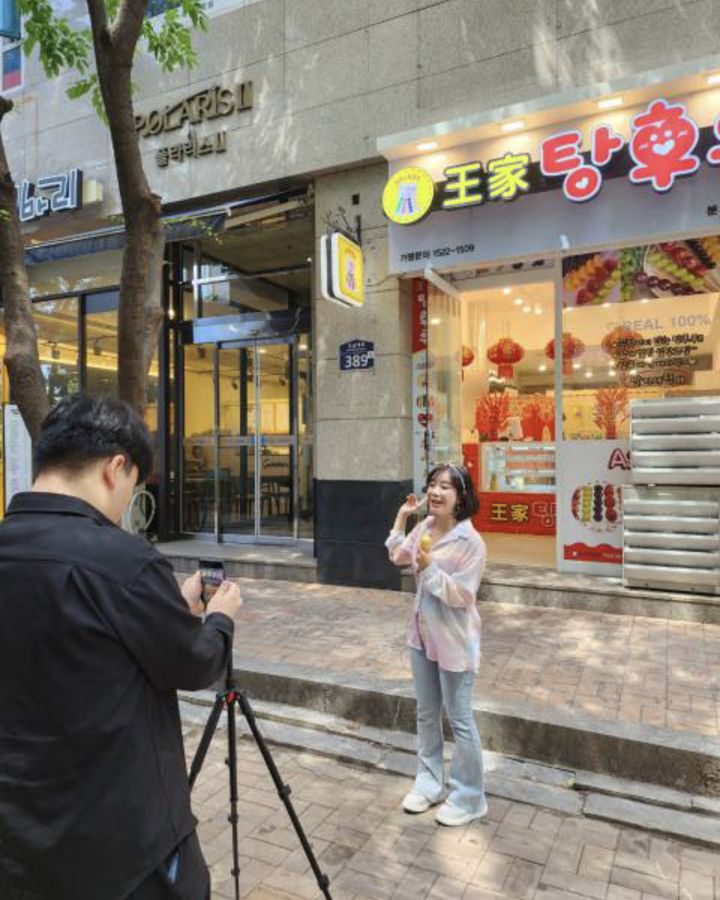 거리에서 콘텐츠를 촬영하는 모습